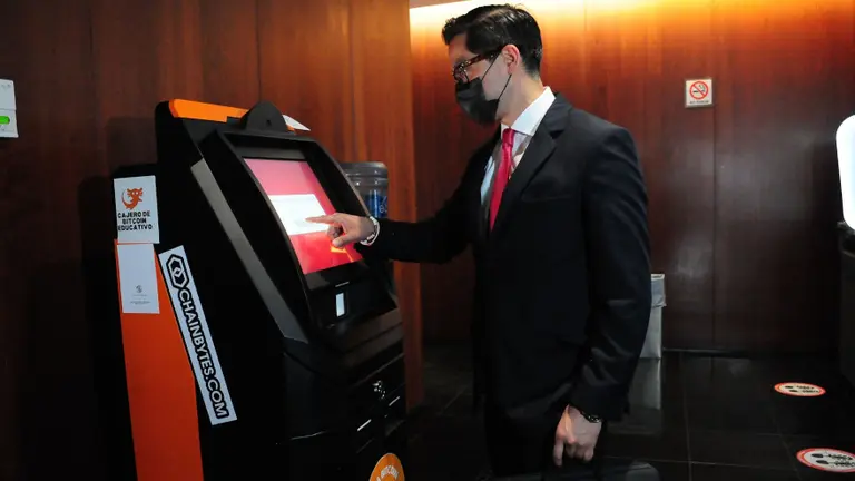 Revuelo político: instalan un cajero automático cripto en el Senado mexicano