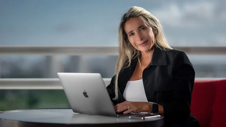 Es argentina y desde Miami ayuda a empresas a hacer negocios y trabajar en Estados Unidos