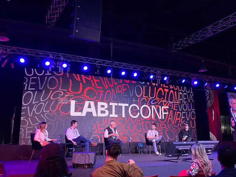 El espacio cripto, duro contra el peso digital de Massa: "Las monedas estatales sólo sirven para controlar"