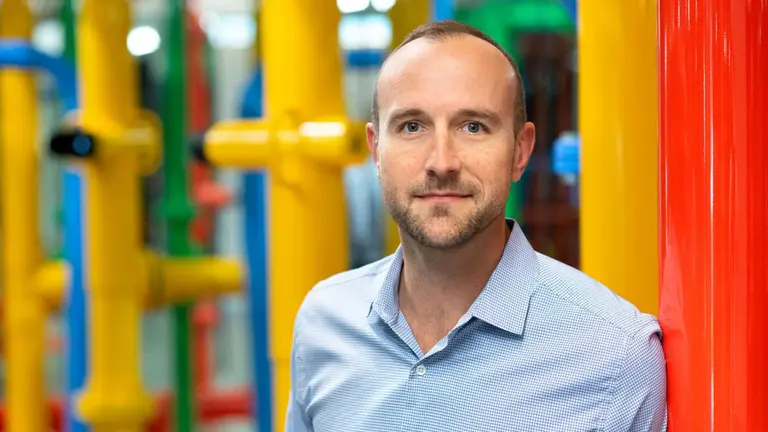 Google te permite crear tu inteligencia artificial "propia" sin saber programar: cómo funciona y para qué sirve