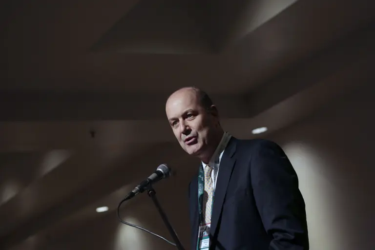 Sturzenegger impulsará el pago de propinas por medios electrónicos: los detalles del proyecto