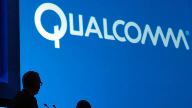 Qualcomm selló una alianza clave con Amazon para fabricar chips de Inteligencia Artificial y sube en Wall Street