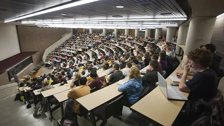 ¿Tu título en la blockchain? El ambicioso plan de Cardano para formar universitarios en este país vecino