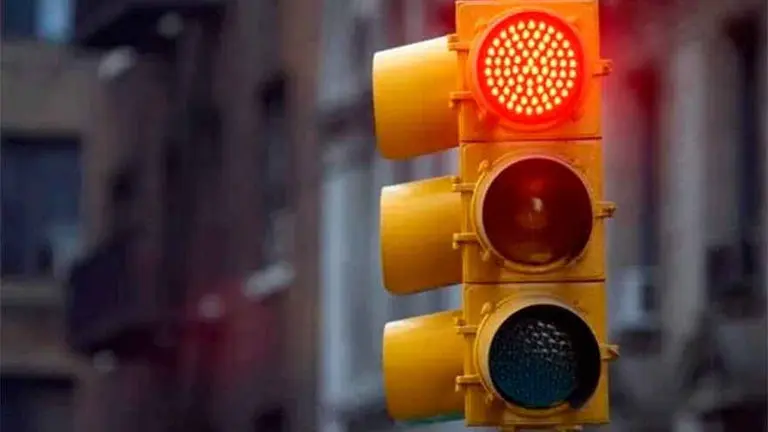 Ciudad inteligente: prueban un sistema para que los autos y los semáforos se comuniquen entre sí