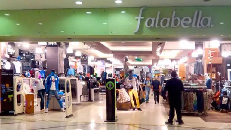 ¿Cuál es la estrategia de Falabella para enfrentar a Amazon?