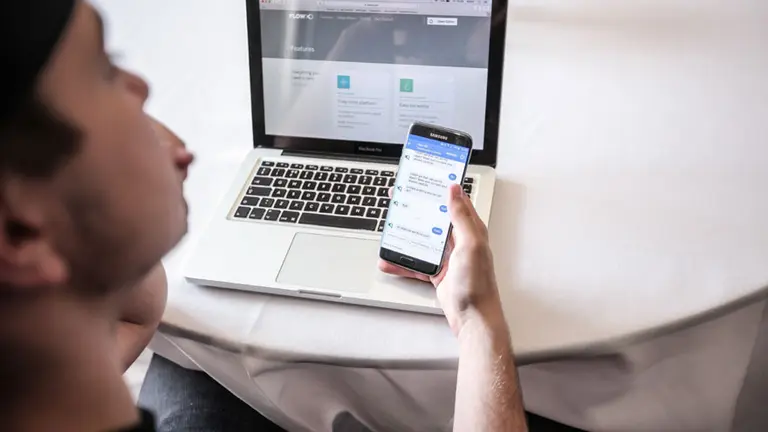 Más empresas apuestan a los chatbots para ahorrar costos y ganar eficiencia: los casos Movistar y BBVA por dentro