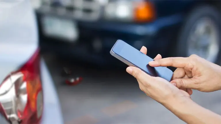 Asegurar el auto en pocos minutos y desde el celular, la tendencia que se impone en la Argentina