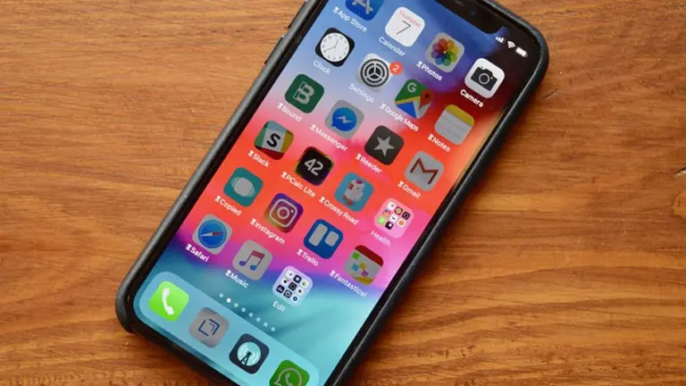 Fallo histórico: por limitar intencionalmente la vida útil de sus productos, Italia multó a Apple y Samsung