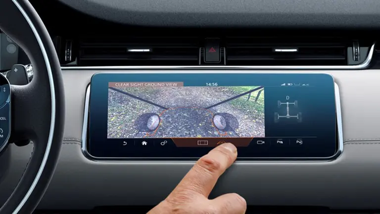 ClearSight: cómo funciona la nueva tecnología de Land Rover que permite "ver" a través del capó