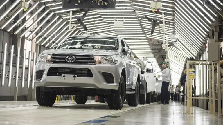 Nuevo acuerdo: Toyota fabricará vehículos en Argentina con energías renovables de YPF Luz