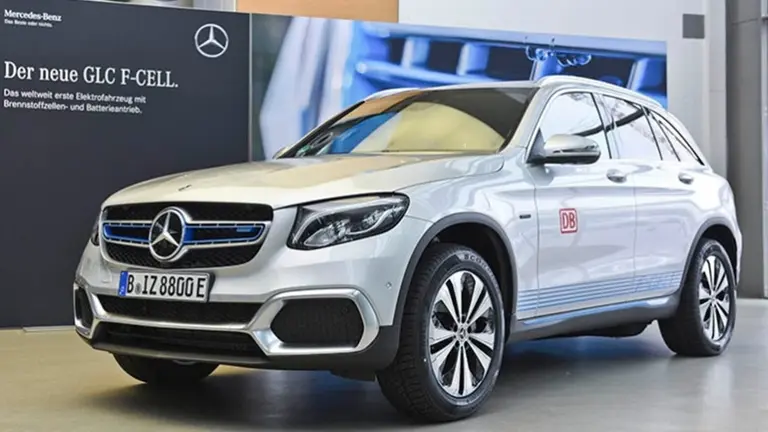 Mercedes-Benz mira al futuro: así funciona su primer modelo híbrido impulsado con electricidad e hidrógeno