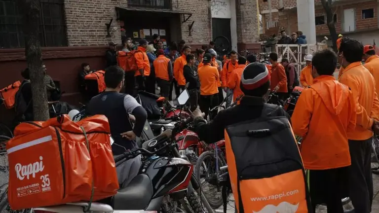 Rappi y Glovo se valen del Monotributo para crecer en Argentina pero reciben un duro revés de los gremios