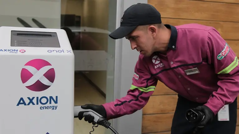 Axion Energy inauguró el primer cargador para autos eléctricos del país