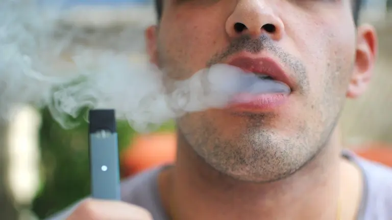 Por qué los dueños de Marlboro están invirtiendo una fortuna en JUUL