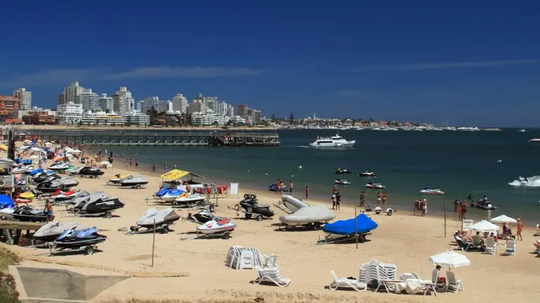 BBVA y Booking ofrecen descuentos para viajar a Uruguay: conocé los detalles de la promoción y cómo aprovecharla