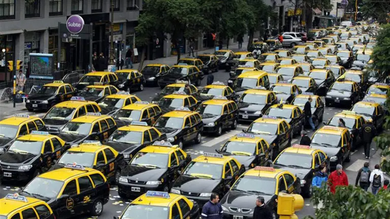 Taxistas porteños versus la tecnología: por qué protestan contra la nueva ley que establece el uso de apps y tablets