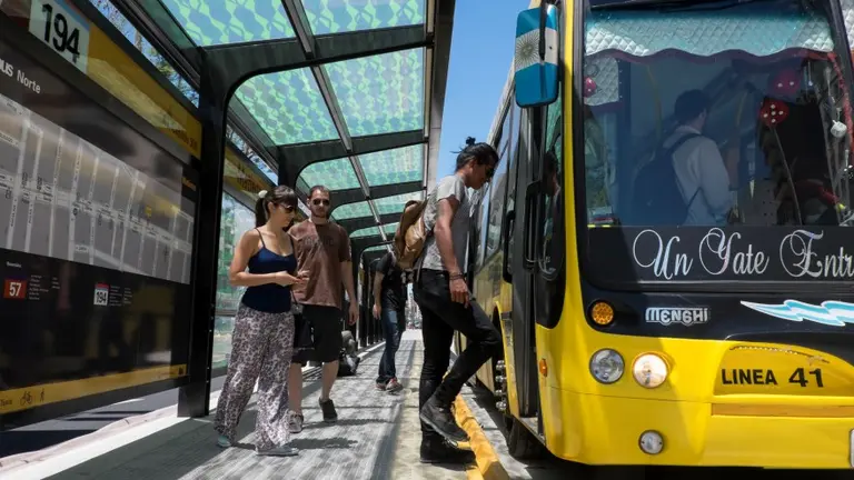 ¿Cómo puedo hacer para saber cuántos minutos faltan para que llegue el colectivo?