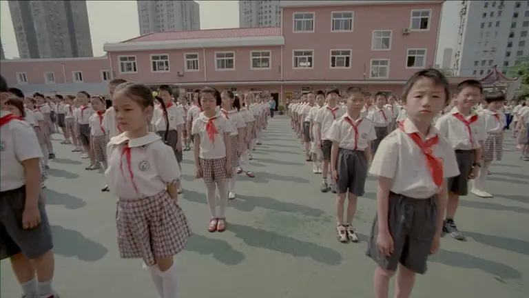 Control y polémica: llegan los “uniformes inteligentes” a los colegios