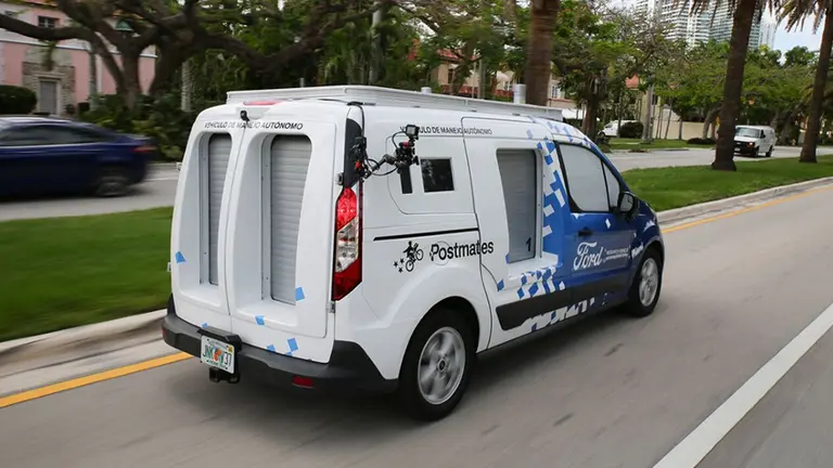 Ford sorprende en la CES 2019: así es su unidad de delivery con lockers "a lo Amazon"