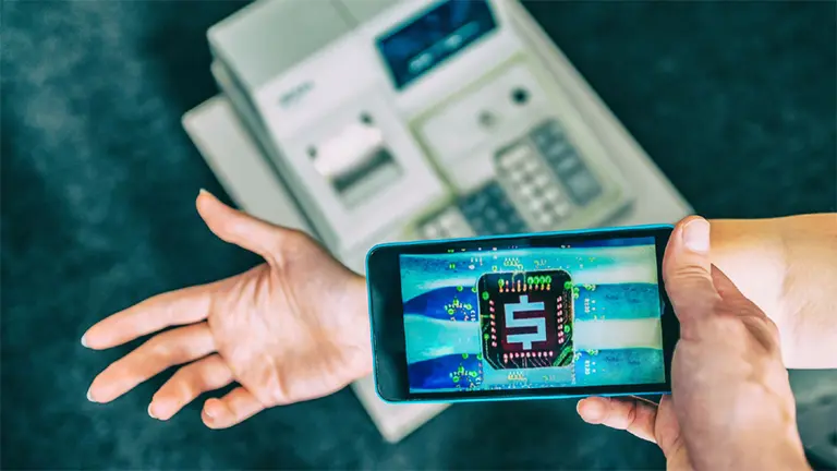 Un país se prepara para decirle chau al efectivo: casi todo se pagará con una moneda virtual o "chip en mano"