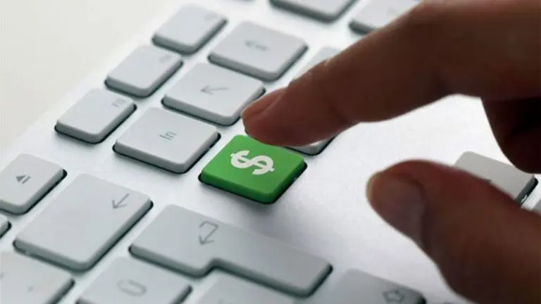 Las tarjetas de crédito de los bancos cobran, en promedio, 50% más intereses que el crédito online