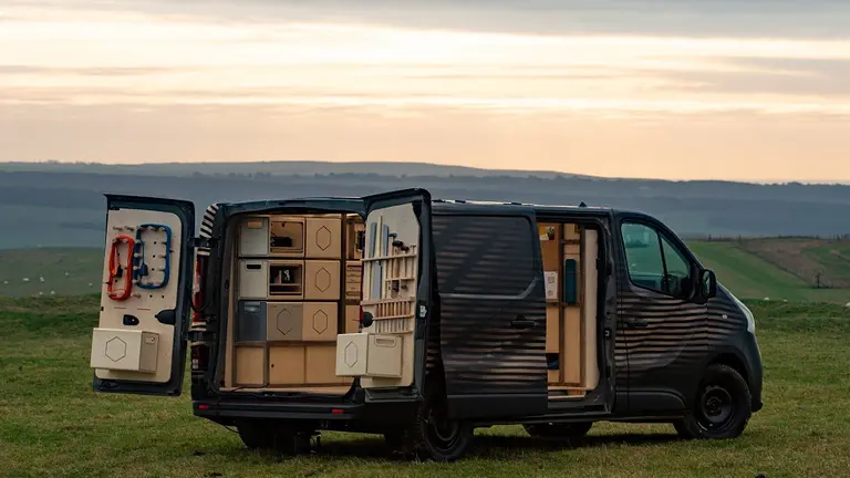 Esta nueva van de Nissan incluye una carpintería móvil alimentada por baterías eléctricas