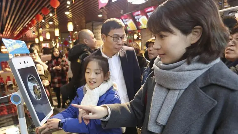 Basta de tarjetas, efectivo y QR: en este país ya podés pagar con el reconocimiento de rostro