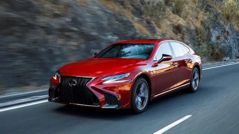 Disfrutá de autos de lujo e híbridos a la carta: Toyota suma a Lexus a su plataforma de alquiler en Argentina