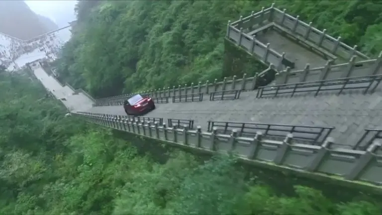 Este todo terreno híbrido de Land Rover alcanzó las grandes escaleras de las "Puertas del Cielo", en China