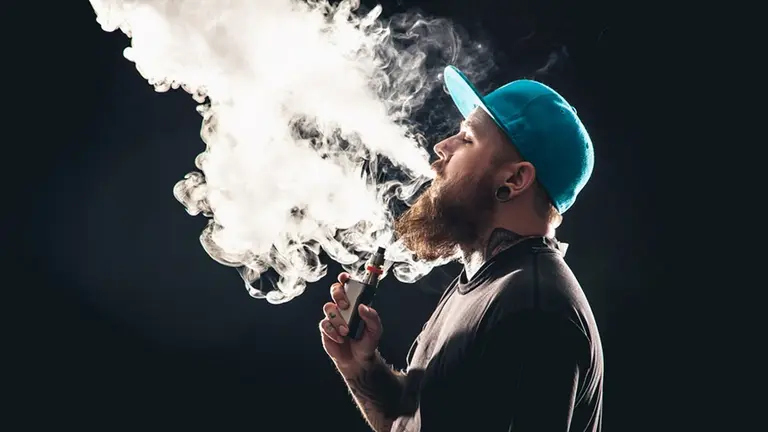 Alarma: los cigarrillos electrónicos disparan el consumo de nicotina entre los jóvenes