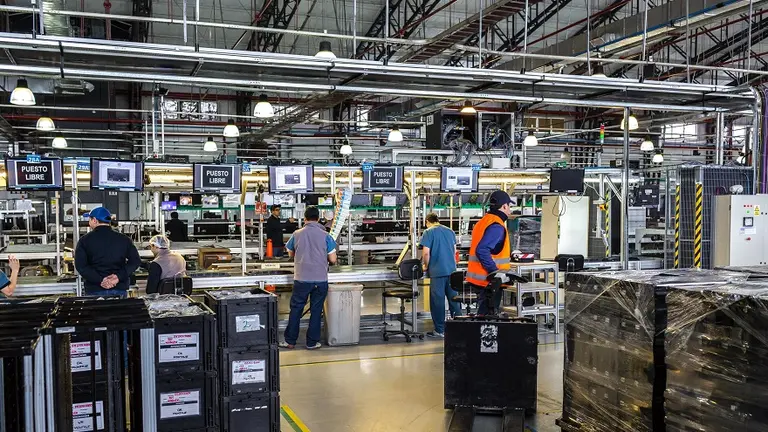 Conocé al gigante chino que se unió a Radio Victoria para ensamblar smart TVs y smartphones