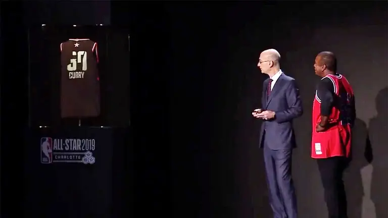 Esta camiseta inteligente con números y nombres intercambiables es el futuro de la NBA