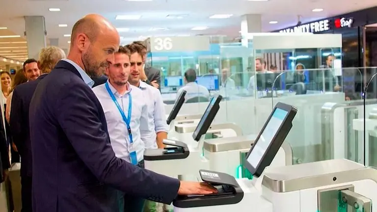 Innovación: ¿cómo funcionan las eGates para el trámite de Migraciones Express?
