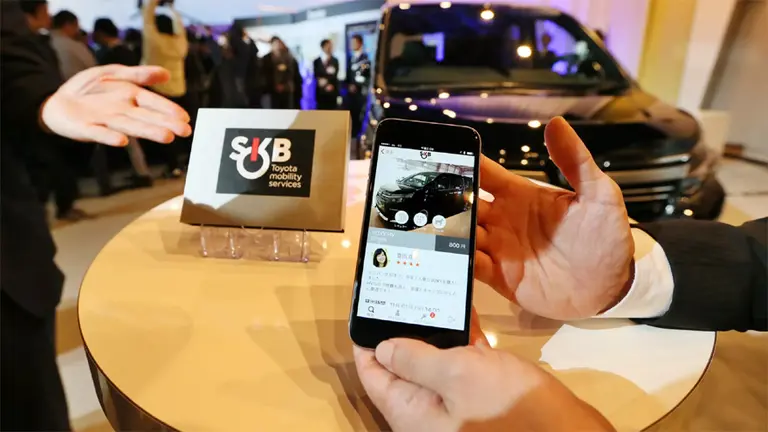 De Toyota, BMW y Mercedes a GM, VW y Ford: ¿por qué ya no se conforman sólo con vender autos?