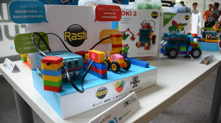 Dos gigantes de la educación se unen para llevar la robótica y la programación a los más chicos