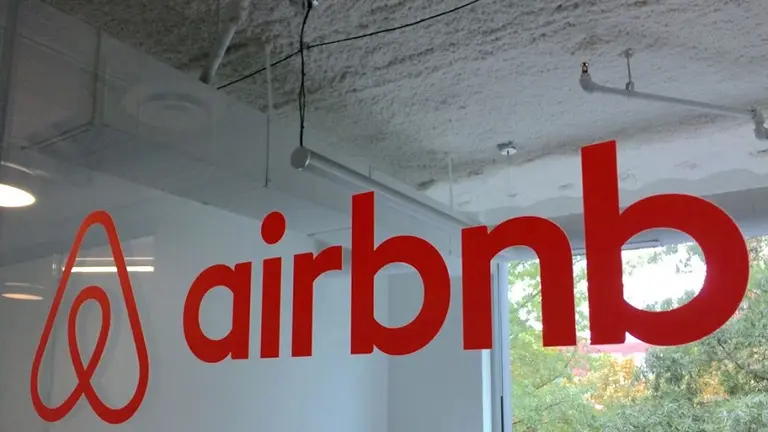 Tiemblan Airbnb y Booking: quieren regular alojamiento temporario mediante apps y plataformas