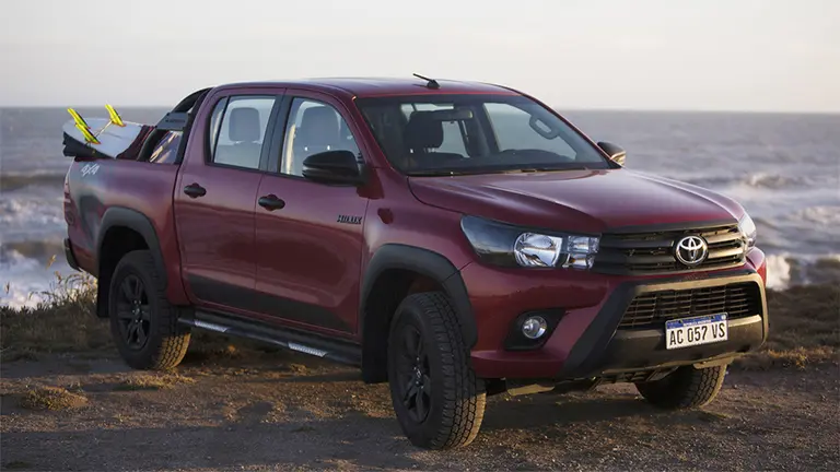 Cómo es el sistema que diseñó Toyota para lavar automáticamente la caja de la pickup