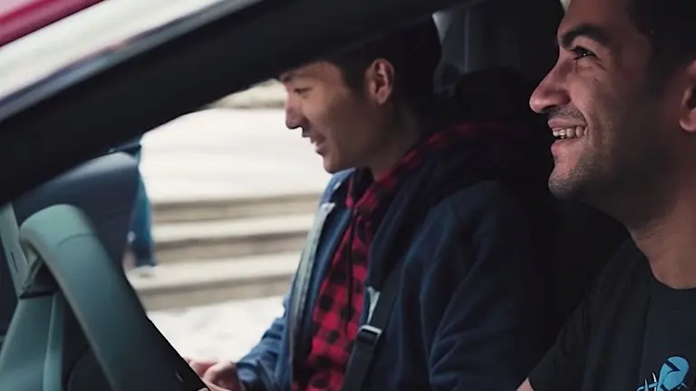 Hackear a Tesla tiene su premio: dos jóvenes ganaron u$s35.000 y un Model 3 por hacerlo