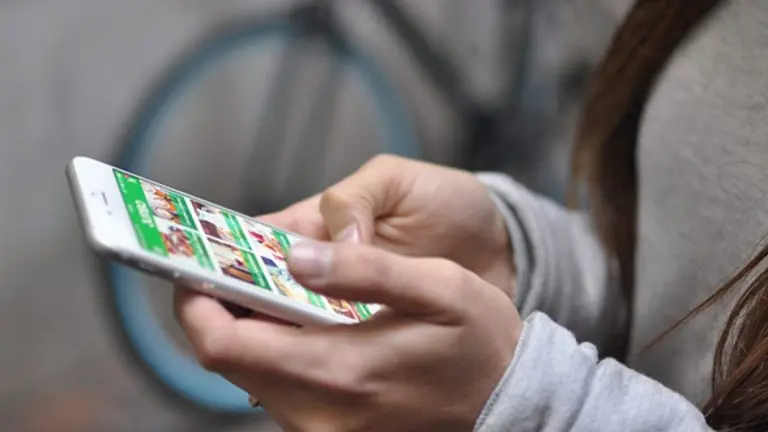 Escaneás los productos con el celular y los recibís en tu hogar: cómo funciona el nuevo servicio Jumbo y Disco