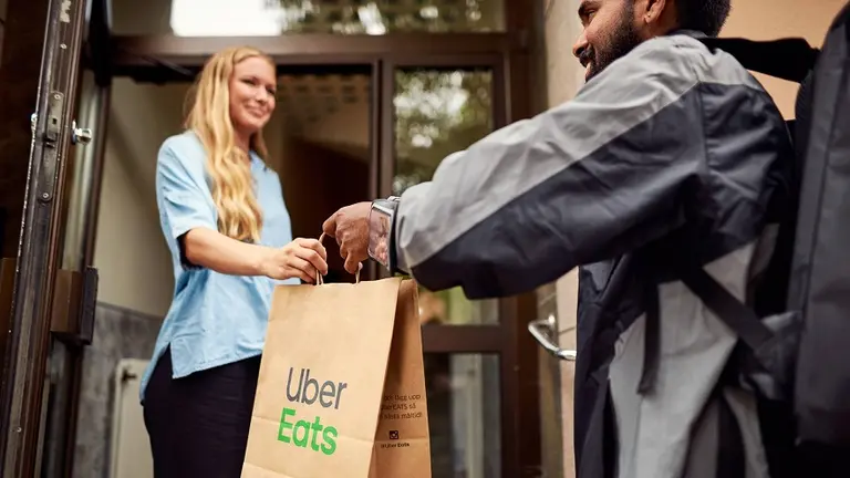Se va Uber Eats de Argentina: qué pasó y quién es el gran ganador en la "guerra de deliveries"