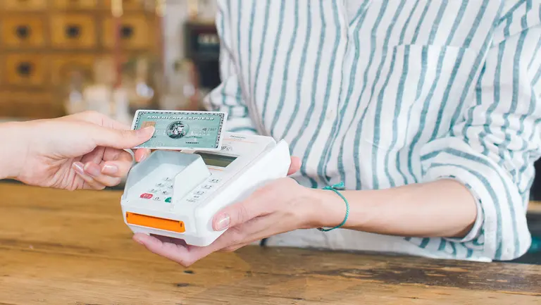 En plena crisis de consumo, American Express sale a pelear con Mastercard y Visa con tarjetas 4.0 y rebajas del 25%