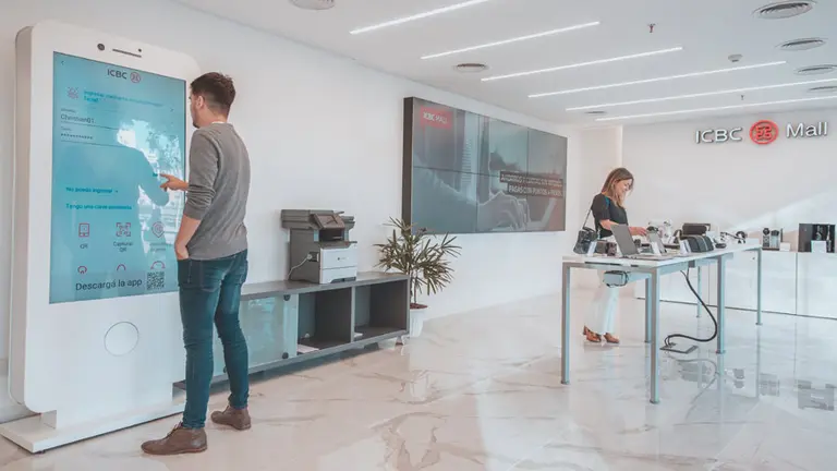 El país anda mal, pero los bancos igual ganan y apuestan fuerte: cómo son sus nuevas sucursales "4.0"