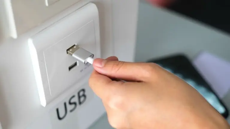 Te contamos por qué no debes cargar nunca tus móviles en los puertos USB de los aeropuertos