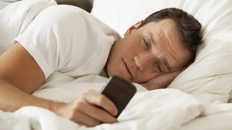 Uno de cada tres jóvenes duerme con el móvil: estos son los riesgos