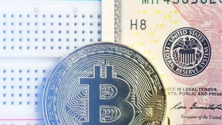 Los bancos tendrán que adaptarse a las monedas digitales, asegura líder del Banco de Inglaterra