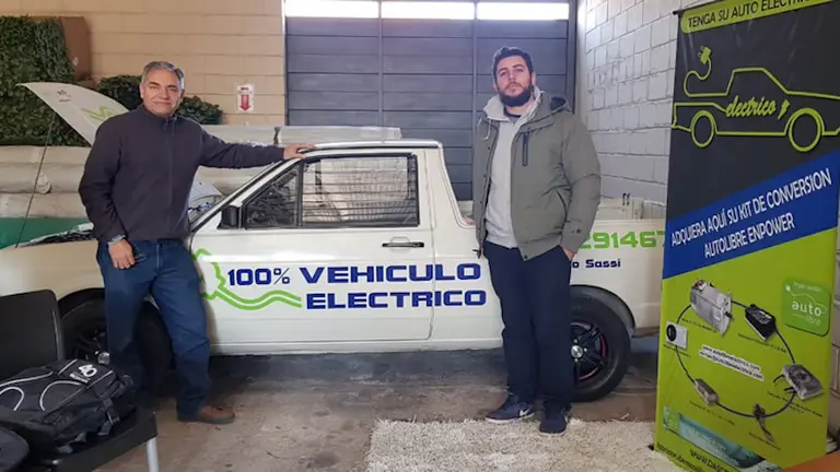 Comenzaron a transformar autos fundidos en vehículos eléctricos