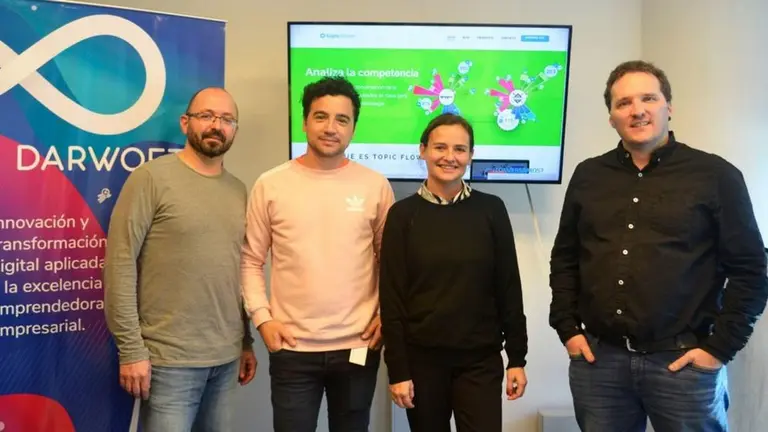 Esteban Rosetti, de TopicFlower, y Hernán Vietto, Cecilia Mariani y Waldemar Krumrick, de Darwoft.
