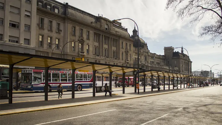 Avanza la energía sustentable en la Ciudad: instalan paneles solares en la terminal de Retiro