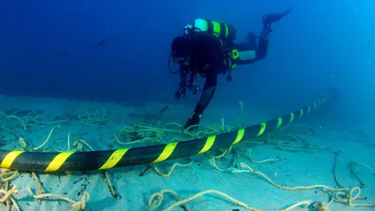 Meta planea invertir 10.000 millones de dólares para crear su propia red global de cable submarino