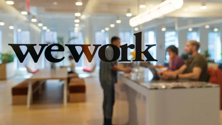 Los inversores salen al rescate de WeWork: Softbank considera tomar control de la compañía
